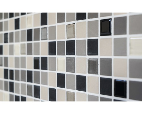 Mozaiková stěna s čtvercovými dlaždicemi