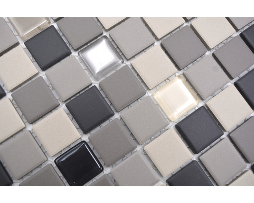 Mozaiková dlaždice se čtvercovými kameny z různých materiálů