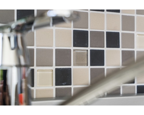 Mozaiková stěna s různými odstíny za vodovodní baterií