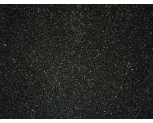 Dlažba z přírodního kamene Granit Star Galaxy 30,5x61 cm Detail černého koberce.