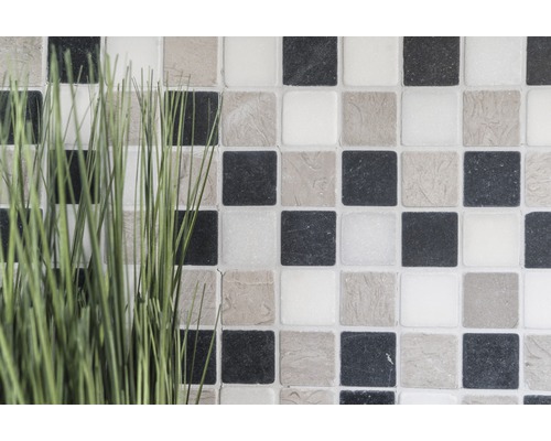 Mozaikové dlaždice v šachovnicovém vzoru s umělou trávou