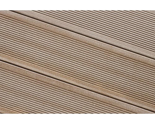 Dřevěná terasová prkna s rýhovaným povrchem