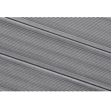 Detail terasových prken z vroubkovaného materiálu