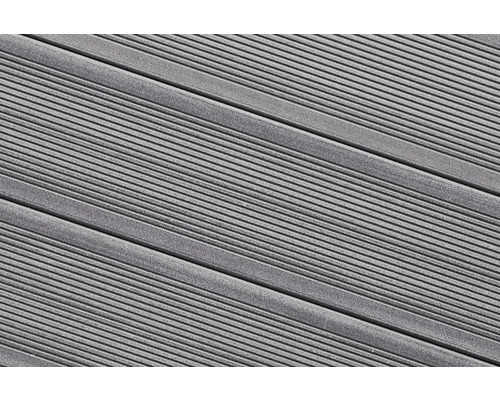 Detail terasových prken z vroubkovaného materiálu