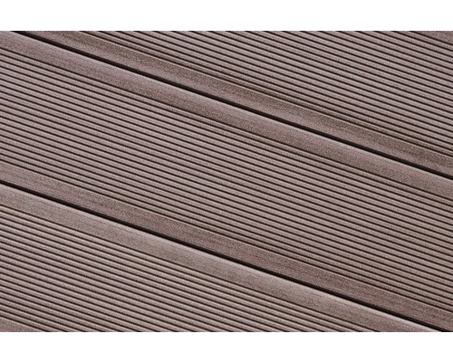 Detail terasových prken s drážkovaným profilem