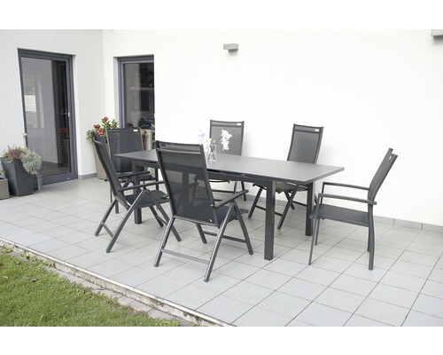 Zahradní nábytek se stolem a šesti židlemi na terase