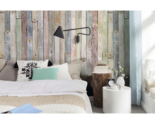 Ložnice s tapetou imitující dřevo, postelí, nočními stolky a dekoracemi