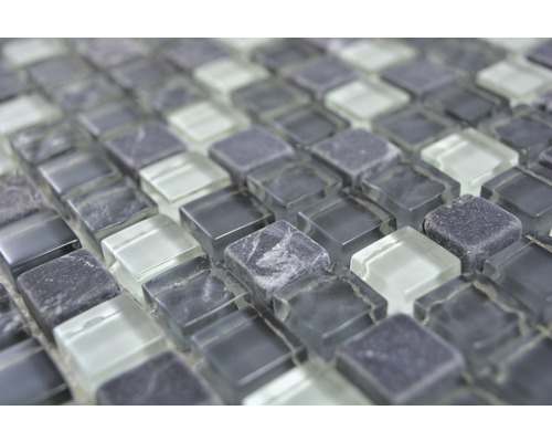 Detail mozaikových dlaždic ze skla a přírodního kamene