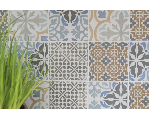 Stěna z dlaždic s květinovými a geometrickými vzory