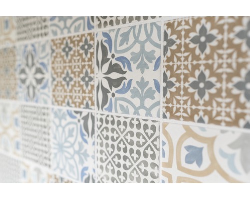 Stěna z dlaždic s květinovými vzory v různých barvách