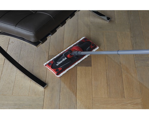Vileda mop na parketové podlaze vedle židle