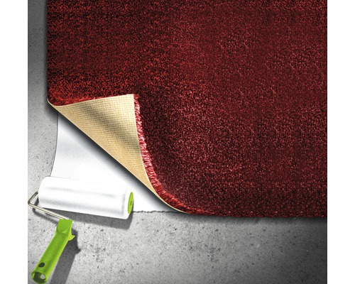 Červený koberec se rozbaluje válečkem na barvu