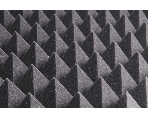 Detailní záběr akustické pěny s pyramidovým vzorem pro absorpci zvuku