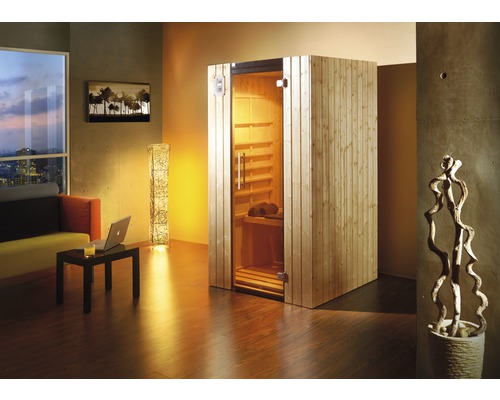 Dřevěná sauna se skleněnými dveřmi v obývacím pokoji.
