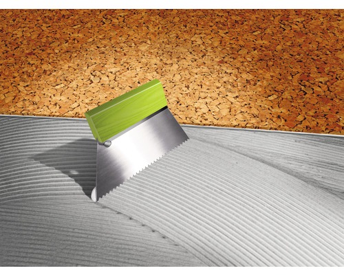 Nanášení korkového lepidla stěrkou na povrch