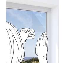 Ilustrace: Osoba instaluje síť proti hmyzu na okno.