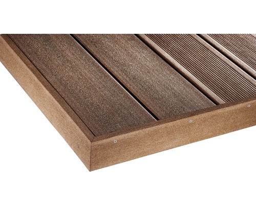 Detail terasových prken z dřeva a plastu