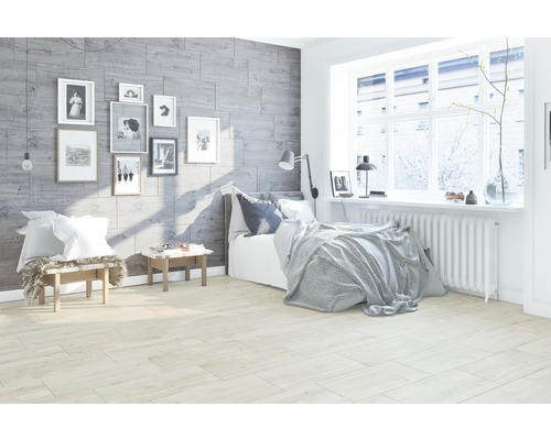 Světlá ložnice s dřevěnou podlahou, postelí a dekorací na stěnu