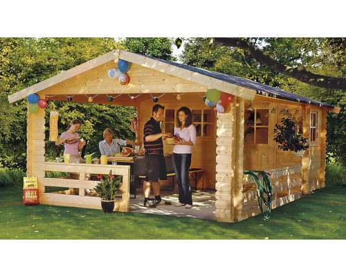 Dřevěný zahradní domek s krytou terasou, ozdobený balónky, s oslavujícími lidmi na zahradě