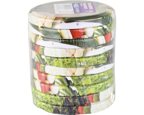 Stoh kulatých talířů na pizzu s motivem zeleniny, zabalených ve fólii.