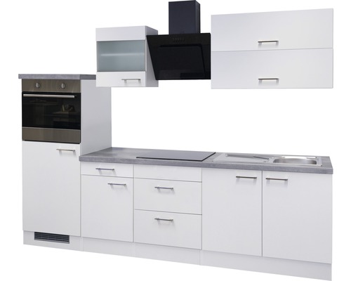Moderní kuchyňská linka s bílými skříňkami, vestavěnou troubou a digestoří
