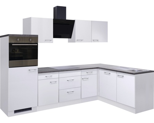 Moderní vestavná kuchyně s bílými čely, digestoří a dřezem