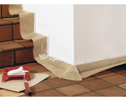 Schodiště a stěna oblepené maskovací páskou před malováním s válečkem a vaničkou na barvu