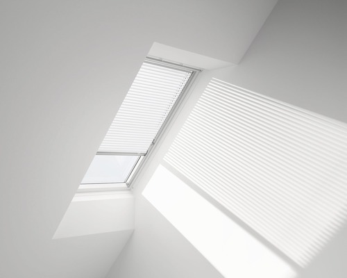 Střešní okno s plisovanou žaluzií ve světlé místnosti