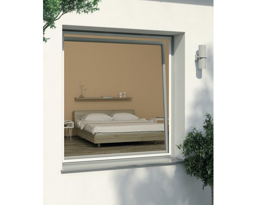 Pohled oknem se sítí proti hmyzu do ložnice