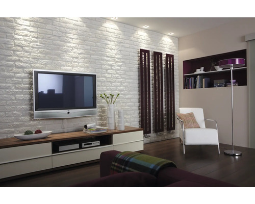 Obývací pokoj s televizí, policemi, křeslem, stojací lampou a dřevěnou podlahou