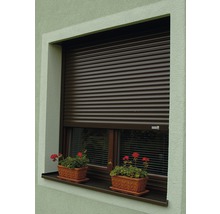 Zavřená roleta před oknem s truhlíky