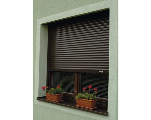 Zavřená roleta před oknem s truhlíky