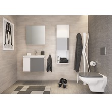 Moderní koupelna s umyvadlem, zrcadlem, skříňkou, stoličkou, závěsným WC a ručníky