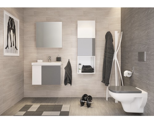 Moderní koupelna s umyvadlem, zrcadlem, skříňkou, stoličkou, závěsným WC a ručníky