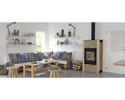 Obývací pokoj s krbovými kamny, regály a posezením na paletách