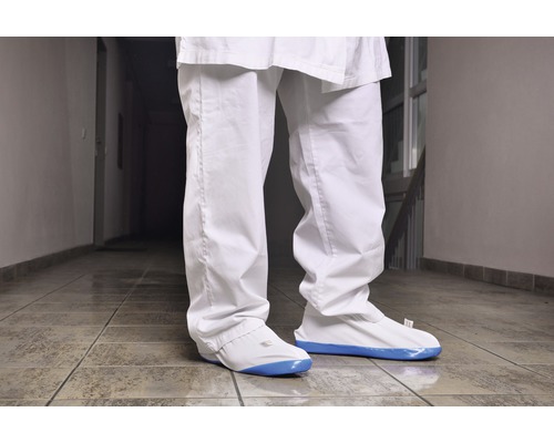 Osoba s návleky na boty v interiéru