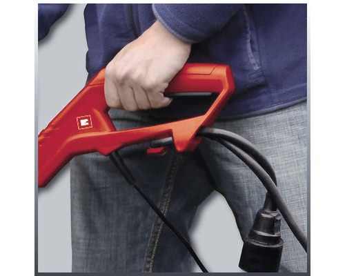 Detailní záběr osoby držící elektrický provzdušňovač s červenou rukojetí