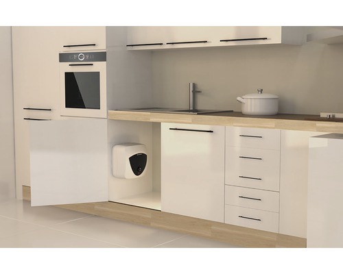 Moderní kuchyně s podstolovým ohřívačem vody