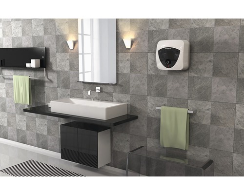 Moderní koupelna s umyvadlem, zrcadlem, topným žebříkem a ohřívačem vody