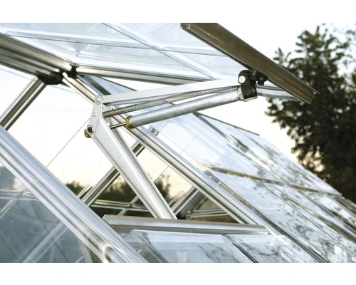 Detailní pohled na okno skleníku s automatickým otvíráním oken