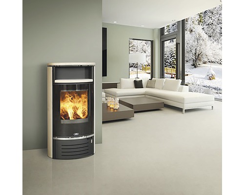 Obývací pokoj s kamny, pohovkou a výhledem na zimní krajinu