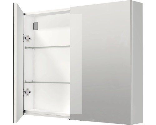 Zrcadlová skříňka s otevřenými dvířky a skleněnými policemi