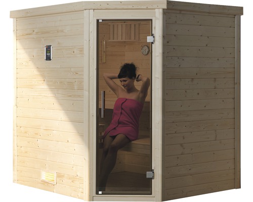 Dřevěná sauna se skleněnými dveřmi a ženou s ručníkem