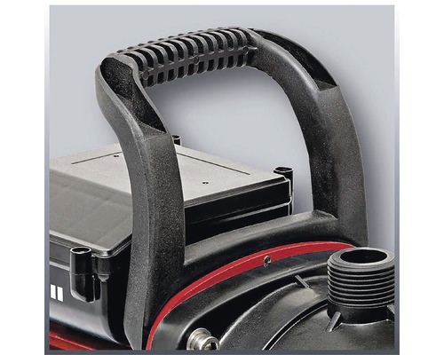 Detailní pohled na plastovou rukojeť zahradního čerpadla