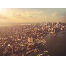 Letecký pohled na New York s mrakodrapy, obytnými budovami a řekou East River.