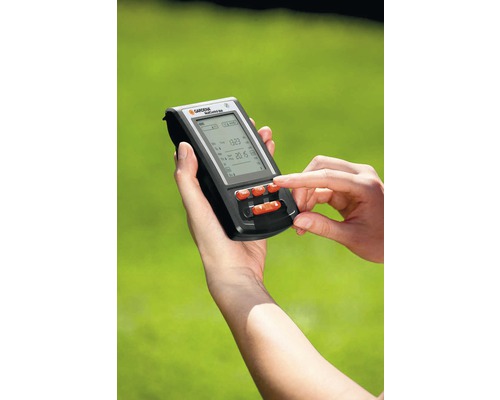 Zavlažovací počítač Gardena MultiControl v rukou