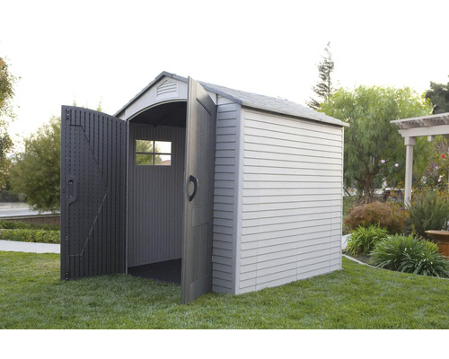 Zahradní bouda s otevřenými dveřmi na trávníku