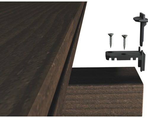 Detailní pohled na dřevěnou desku s montážním příslušenstvím, jako jsou šrouby a úhelníky