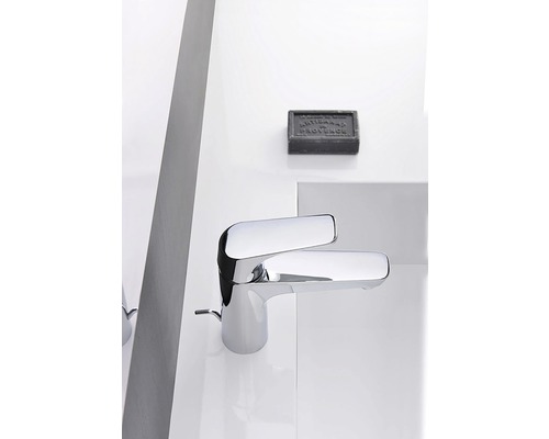 Umyvadlová baterie v koupelně s mýdlem