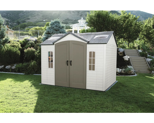 Plastový zahradní domek s dvoukřídlými dveřmi a okny na zahradě.